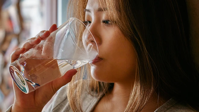 รูปสาวจีนดื่มน้ำ 