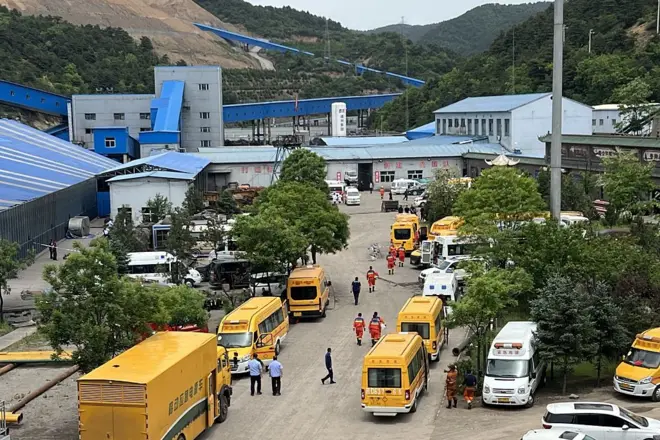 ကျောက်မီးသွေးတွင်းပေါက်ကွဲမှုကို ကယ်ဆယ်ရေးလုပ်နေတဲ့မြင်ကွင်း 