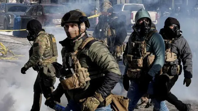 agentes de migración en ee.uu. lanzan gas lacrimógeno en medio de protestas en mineápolis 