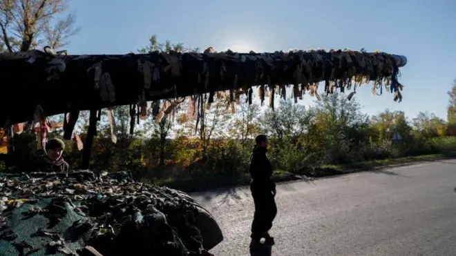 Боец Вооруженных сил Украины возле танка в Купянске.