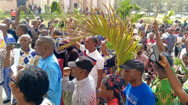 Aworan awọn oṣiṣẹ ileẹkọ gbogboniṣe Rufus Giwa to n fi ẹhonu han