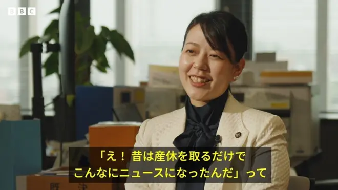 白いブレザーに黒っぽいブラウスを着た川田市長が、笑顔で話をしている
