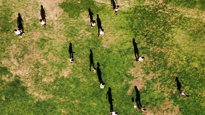 نوجوانان در حال تمرین فوتبال