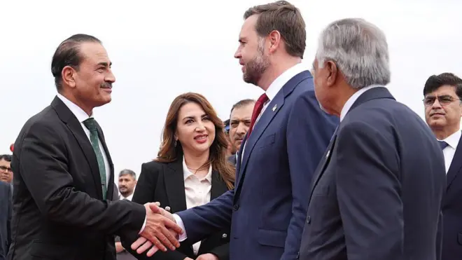 ABD Başkan Yardımcısı JD Vance (ortada), İranlı yetkililerle yapılacak görüşmeler için 11 Nisan 2026'da Pakistan'ın İslamabad kentine vardı. Pakistan Genelkurmay Başkanı ve Kara Kuvvetleri Komutanı Mareşal Asim Munir (solda) ile tokalaşıyor. ABD'nin İslamabad Büyükelçiliği Maslahatgüzarı Natalie A. Baker (soldan ikinci) ve Pakistan Başbakan Yardımcısı ve Dışişleri Bakanı Muhammed İshak Dar (sağda) da hazır bulundu.