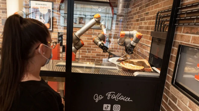 موظفة تراقب آلة.