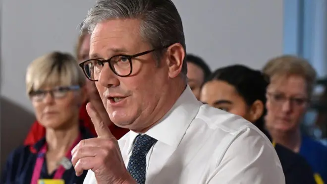 Keir Starmer sağlık çalışanlarını ziyareti sırasında konuşma yaparken