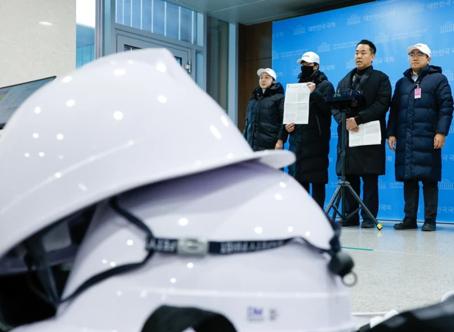 반공청년단 회원들이 기자회견을 갖고 있다