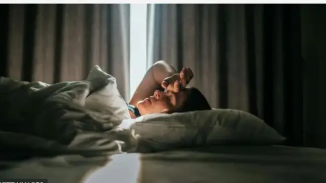 Aworan ẹni to dubulẹ lori ibusun