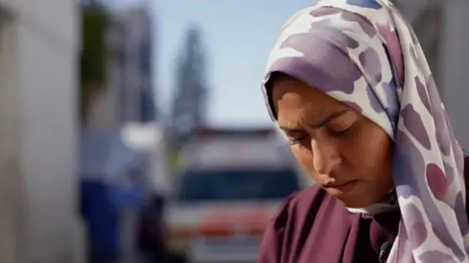 बॉम्बस्फोटानंतरची परिस्थिती फोनवर रेकॉर्ड करणारी गाझातील नर्स