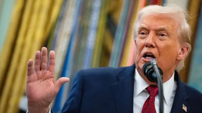 Donald Trump hablando en la Oficina Oval