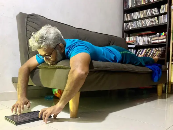 "මං මුලින් ලිව්වෙ සාමාන්‍ය විදිහට මේසෙ, පුටුවක වාඩි වෙලා.පෑනෙන් තමයි ලිව්වෙ. මං ලියන්නෙ කොලේට නැමිල,මගෙ මූණ තියෙන්නෙ පෑනට උඩින් අල්ලන කැමරාවක් වගේ.මෙහෙම ටික කාලයක් වැඩ කලාට පස්සෙ මට කොන්දේ අමාරුවක් ආවා.දැන් ලියන විදිහ තමයි ඔය ෆොටෝ එකේ තියෙන්නෙ"