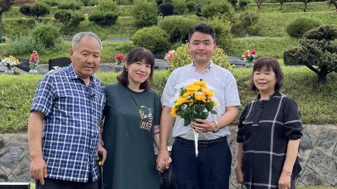 Jang Jun-ha (segundo à direita) epasso a passo de como jogar blazefamília quando visitaram o túmulopasso a passo de como jogar blazeseu irmão