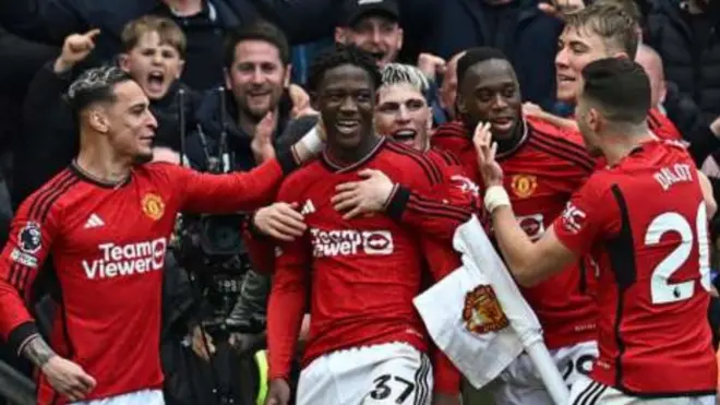 Manchester United celebrate dia second goal against Liverpool
