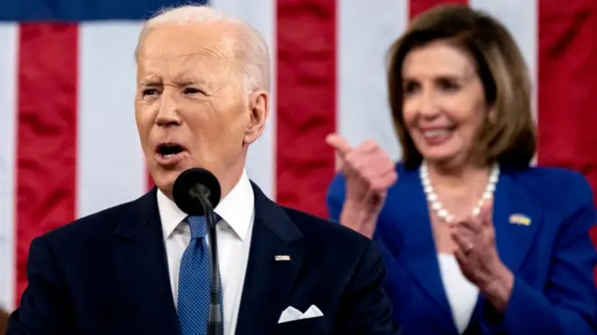 Perezida Joe Biden ageza ijambo ku baturage ry'uko igihugu gihagaze, Nancy Pelosi ahagaze inyuma ye, ku itariki ya mbere Werurwe (3) mu mwaka wa 2022