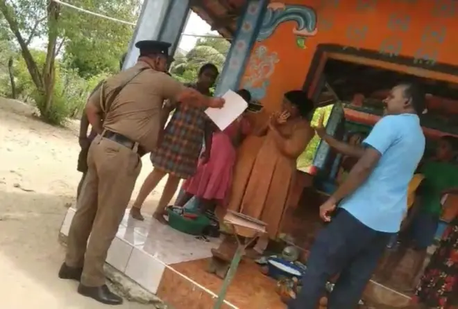 සම්පුර් හි පැවැති කැඳ දන්සලක් තහනම් කරමින් උසාවි නියෝගයක් ලබා ගත් පොලීසිය දෙමළ කාන්තාවන් තිදෙනකු ඇතුළු සිව් දෙනකු අත්අඩංගුවට ගෙන රිමාන්ඩ් ගත කර තිබේ.