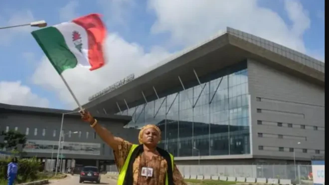 Aworan obinrin to mu asia ẹgbẹ oṣiṣẹ dani