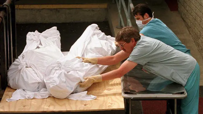 سان ڈیاگو، امریکہ: ہیونز گیٹ فرقے کے خود کشی کرنے والے اراکین لاشیں سٹریچر پر رکھی جا رہی ہیں