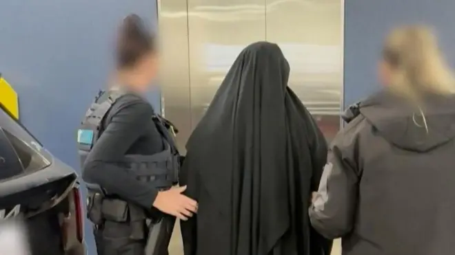 زن متهم به همراه پلیس
