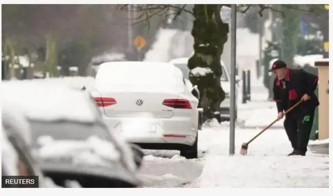 Aworan yinyin to bo ọkọ̀ ati ọkunrin to n gba a