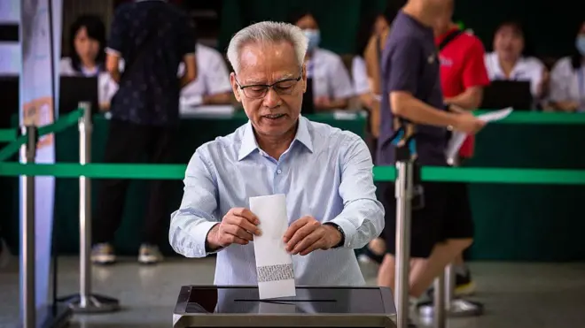 澳门特首岑浩辉正在投票