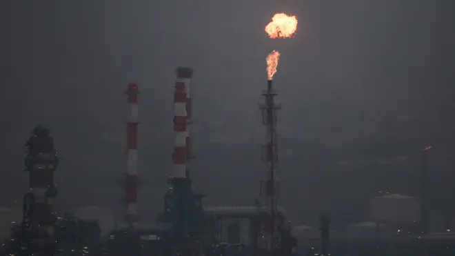 Рафинерија у Хаифи, из које гори пламен из димњака