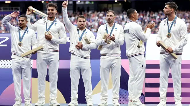 Команда на пьедестале почета