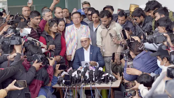 पार्टी अध्यक्ष पक्राउबारे जानकारी दिँदै महासचिव शङ्कर पोखरेल