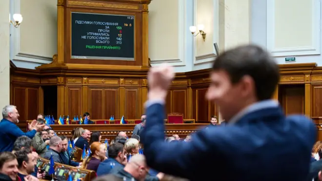 Після напруги та публічного протесту депутатів у атмосфера у Раді, схоже, налагодилась. Та чи надовго?