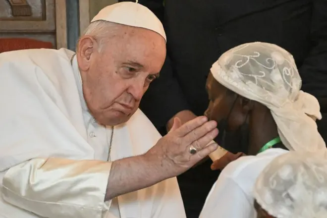 Le pape François bénissant une victime du conflit en RDC.