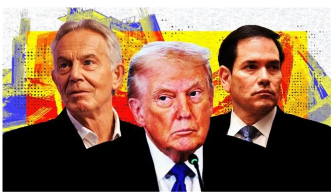 ABD Başkanı Donald Trump (ortada), koyu renk ceket ve açık yakalı beyaz gömlek giyen eski İngiltere Başbakanı Tony Blair (solda) ve yine koyu renk ceket, beyaz gömlek ve mavi kravat giyen ABD Dışişleri Bakanı Marco Rubio (sağda) görülüyor.
