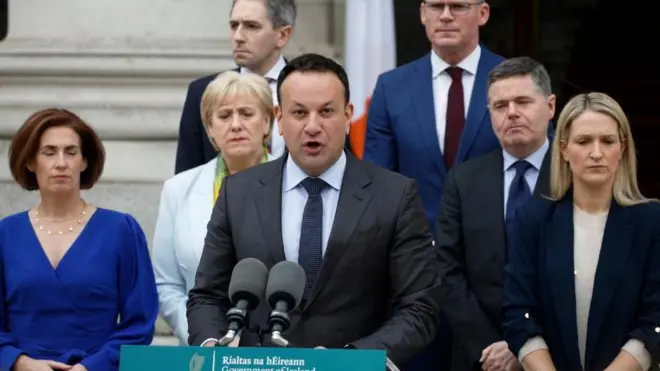 記者会見で辞任を発表したアイルランドのレオ・ヴァラッカー首相（20日、ダブリン）