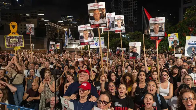 متظاهرون في تل أبيب يهتفون ويحملون صور رهائن إسرائيليين، مطالبين بالإفراج عنهم وإنهاء الحرب، بعد نشر حماس مقاطع فيديو تُظهر بعض الرهائن وهم يتضورون جوعاً ويشارفون على الموت. 2 أغسطس/آب 2025