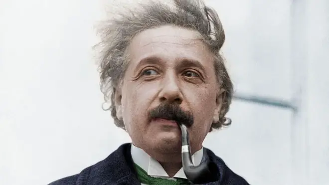 Albert Einstein avec une pipe