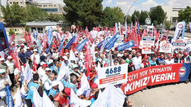 Memur sendikaları üyeleri banner ve bayraklarıyla protesto yapıyorlar. 