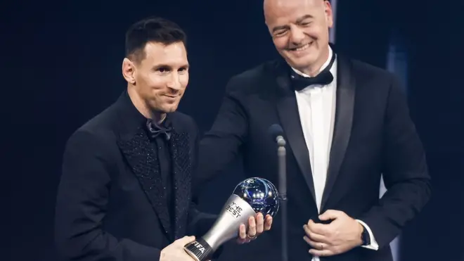 Lionel Messi yahawe aka gashimwe n'umukuru wa FIFA Gianni Infantino