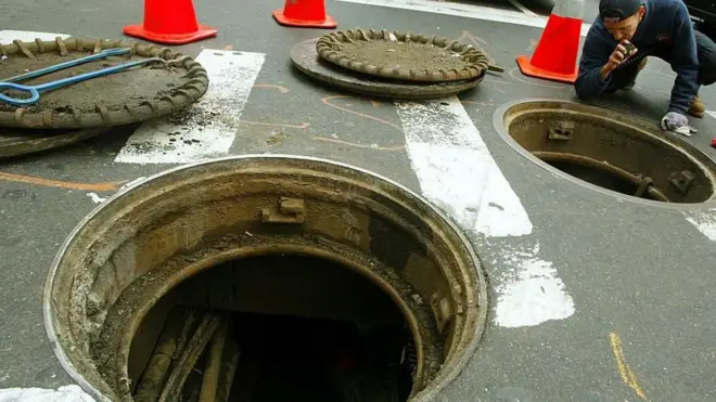 An official inspects manhole covers near Empire State Building (File picture)