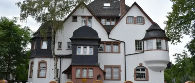 پر خواله رسنیو خپرو شویو ویډیويي کلیپونو کې ځینې احتجاج کوونکي لیدل کېږي، چې د پاکستان کونسلګرۍ مخې ته راټول شوي.