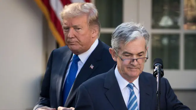 Donald Trump se pince les lèvres derrière Jerome Powell sur le podium de la Maison Blanche en 2017 lorsqu'il a annoncé son choix pour diriger la Fed.