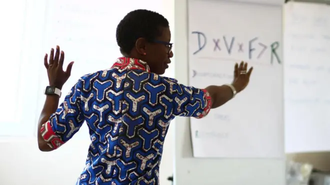 One woman dey expalin tin