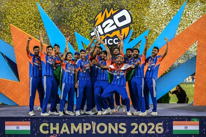 ਭਾਰਤੀ ਕ੍ਰਿਕਟ ਟੀਮ ਖਿਤਾਬ ਜਿੱਤਣ ਮਗਰੋਂ ਟਰਾਫੀ ਨਾਲ ਜਸ਼ਨ ਮਨਾਉਂਦੀ ਹੋਈ