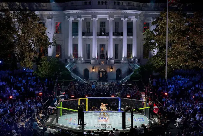 အိမ်ဖြူတော် UFC ပွဲ ထိုးသတ်နေတဲ့ မြင်ကွင်း