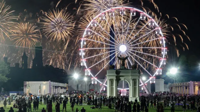 Pipo watch one fireworks display wey dey attempt di largest firework display in history wit 850,000 fireworks 