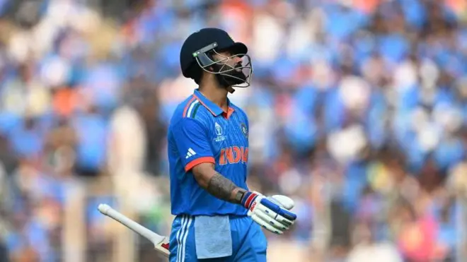 विराट कोहली ने 63 गेंदों में 54 रन की पारी खेली और वो पैट कमिंस की गेंद पर बोल्ड हुए