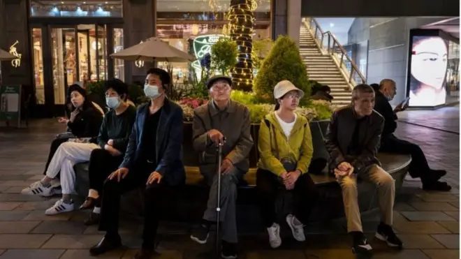 坐在路邊的民眾