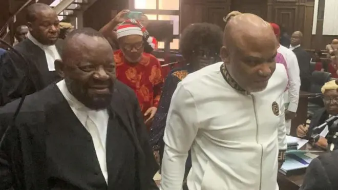 Aworan Nnamdi Kanu pẹlu awọn agbẹjọro