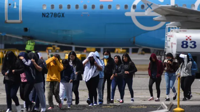 Migrantes guatemaltecos llegan a la Base Aérea La Aurora en un vuelo de deportación desde Estados Unidos.