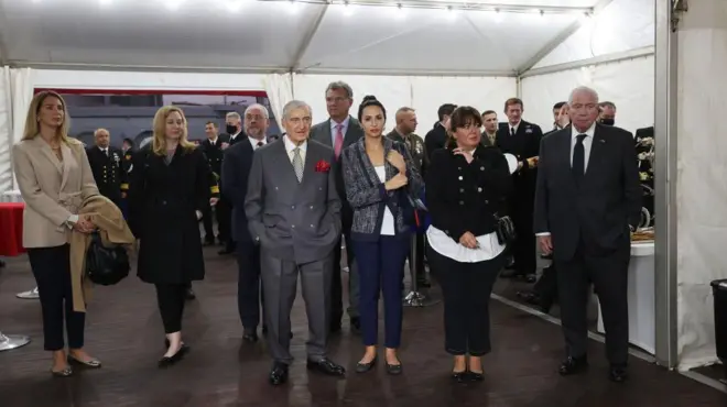 Rahmi Koç (soldan 3.), ABD Donanması’na ait LCC-20 borda numaralı amfibi komuta ve kontrol gemisi “USS Mount Whitney”de İstanbul’da düzenlenen resepsiyona katıldı. 3 Kasım 2021. Etrafında bir heyet var, bir tür kapalı alan içindeler. 