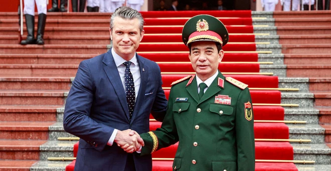 Bộ trưởng Quốc phòng Mỹ Pete Hegseth và Bộ trưởng Quốc phòng Việt Nam Phan Văn Giang gặp nhau tại Hà Nội vào ngày 2/11/2025