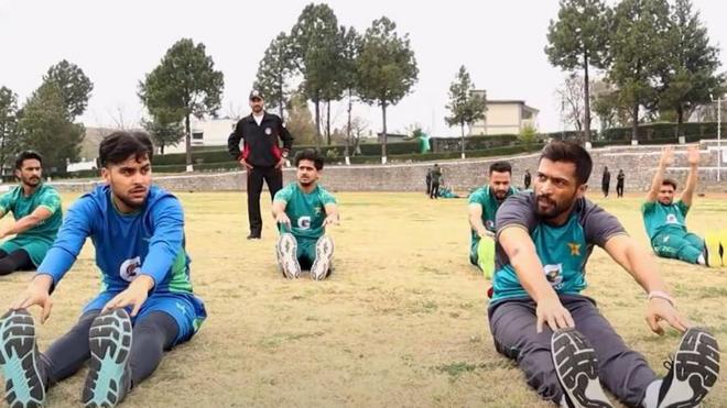آرمی کے فٹنس کیمپ میں ڈرلز لیتے ہوئے پاکستانی کھلاڑی