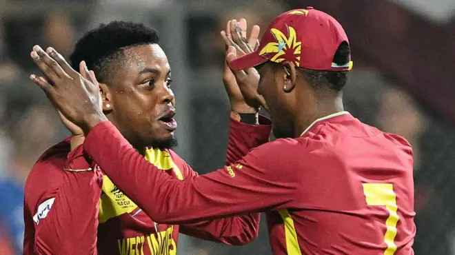 ज़िम्बाब्वे का एक विकेट गिरने के बाद शिमरोन हेटमायर और अकील होसेन जश्न मनाते हुए